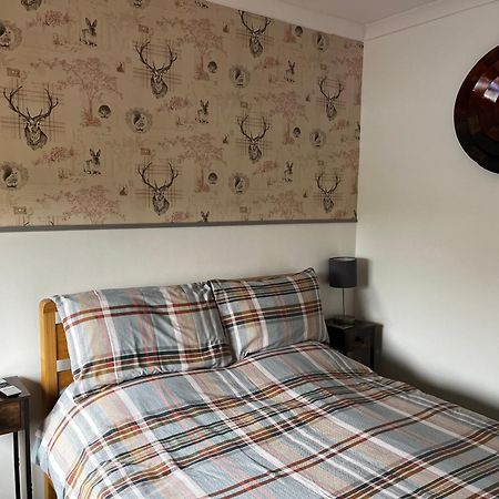 Exclusive Private Double Room, En-Suite Wet Room Private Entrance Форес Екстериор снимка