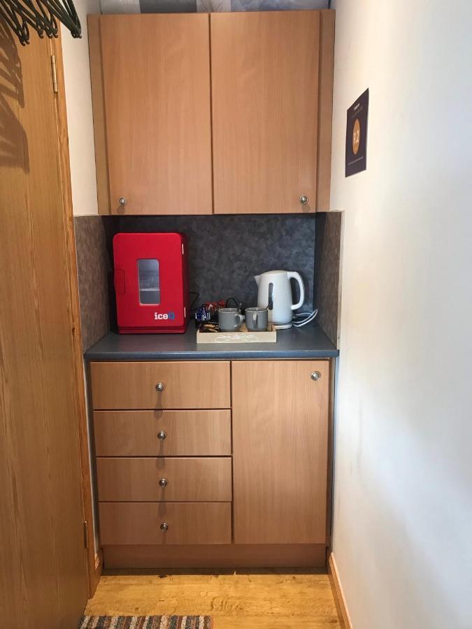 Exclusive Private Double Room, En-Suite Wet Room Private Entrance Форес Екстериор снимка