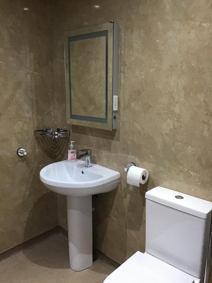 Exclusive Private Double Room, En-Suite Wet Room Private Entrance Форес Екстериор снимка