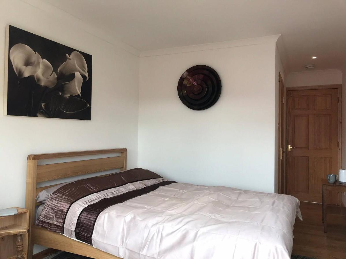 Exclusive Private Double Room, En-Suite Wet Room Private Entrance Форес Екстериор снимка