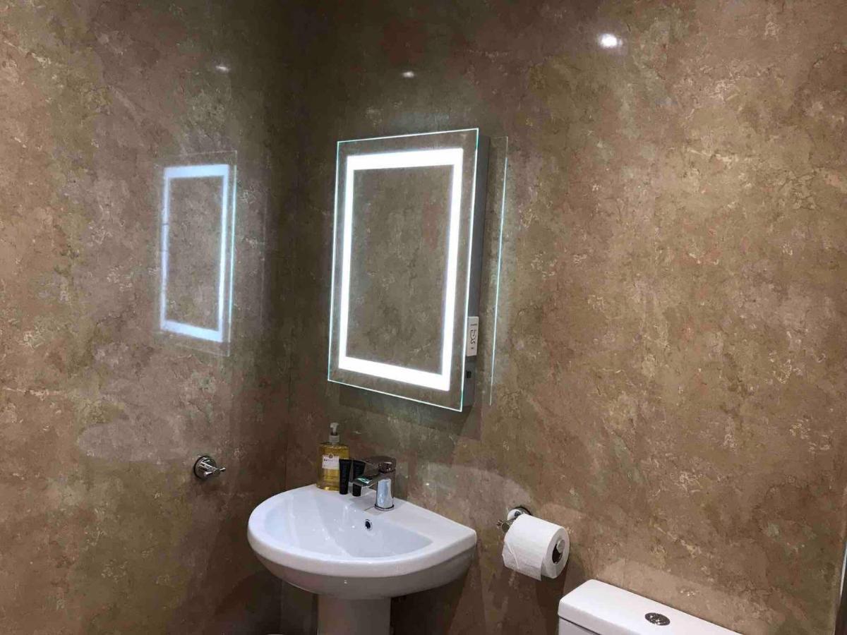 Exclusive Private Double Room, En-Suite Wet Room Private Entrance Форес Екстериор снимка