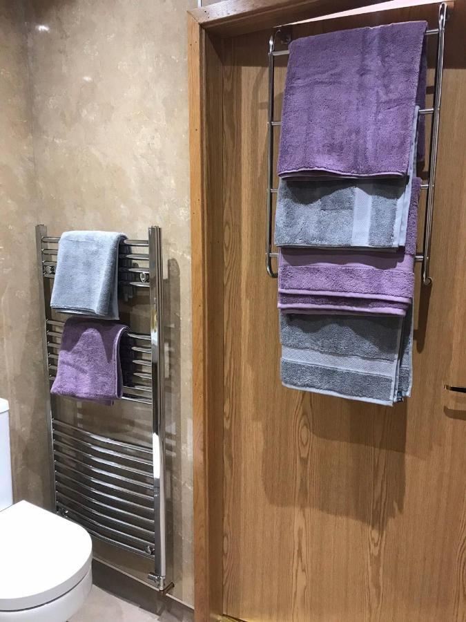 Exclusive Private Double Room, En-Suite Wet Room Private Entrance Форес Екстериор снимка
