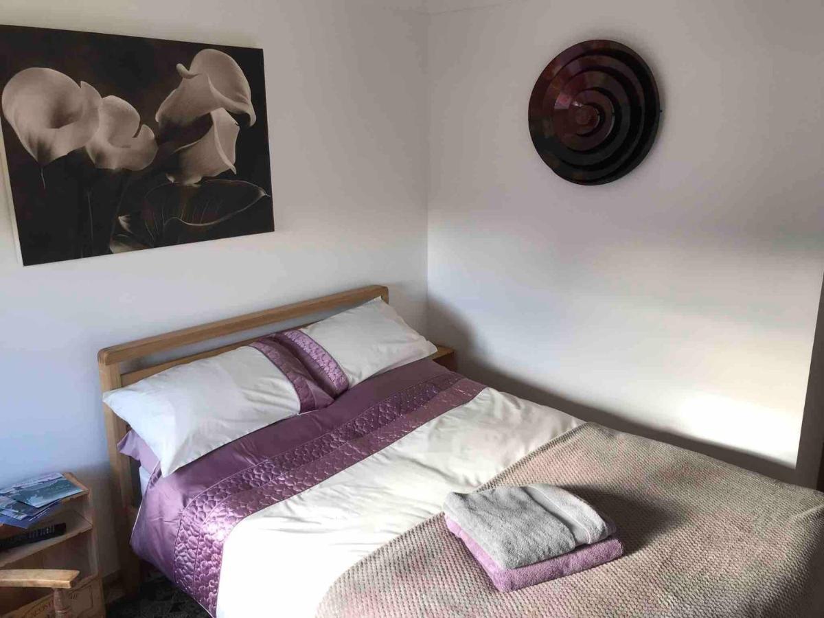 Exclusive Private Double Room, En-Suite Wet Room Private Entrance Форес Екстериор снимка